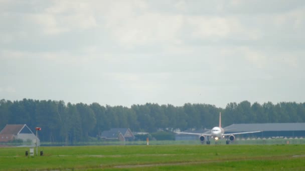 EasyJet Airbus 319 take-off — Stockvideo