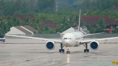 Uçak kalkmadan önce piste dönün.