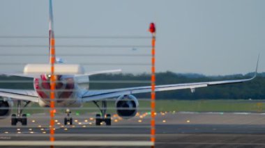 Uçak başlamak hızlandırmak