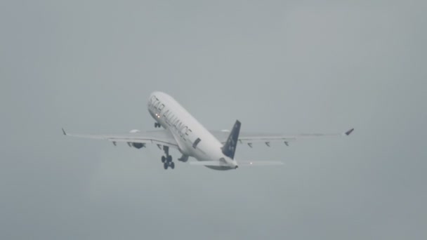Flugzeug Airbus 330 Abflug — Stockvideo