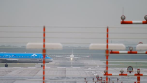 KLM Cityhopper Fokker 70 taxiando — Vídeo de Stock