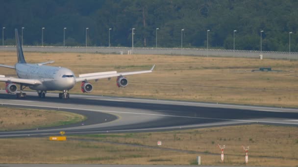 Airbus 340 frenando después del aterrizaje — Vídeo de stock