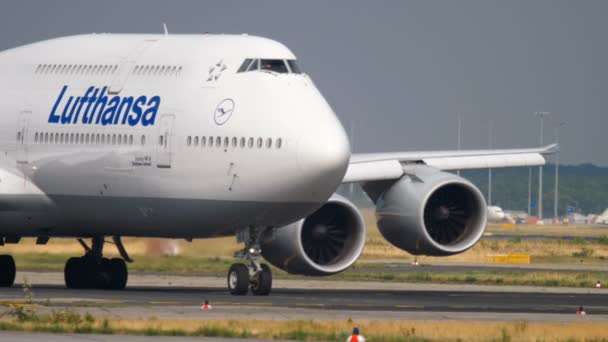 Lufthansas Boeing 747 taxning — Stockvideo