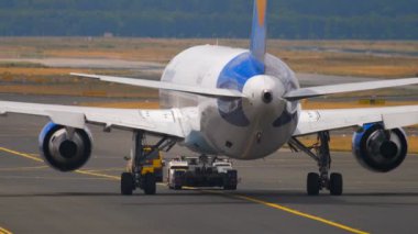 Boeing 767 servise çekme