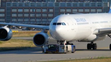 Airbus 340 servise çekme