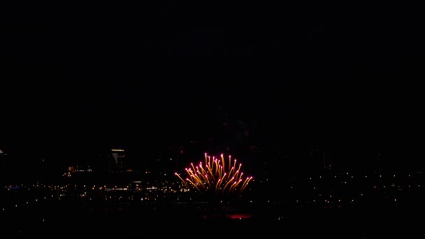 Feux d'artifice clignotant dans la soirée 