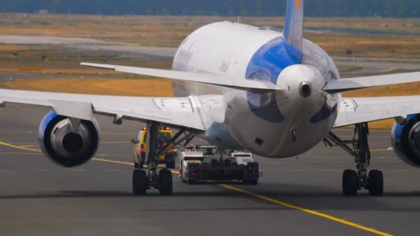 Boeing 767, odtahové služby — Stock video