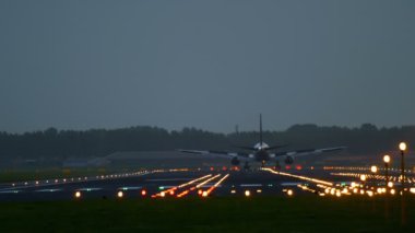 Sabahın erken saatlerinde uçak iniyor.