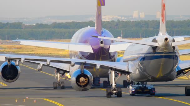 Frankfurt tráfego aeroportuário — Vídeo de Stock