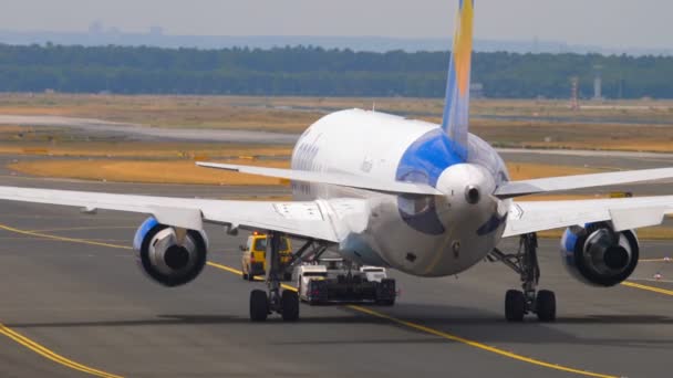 Boeing 767 remolque al servicio — Vídeo de stock