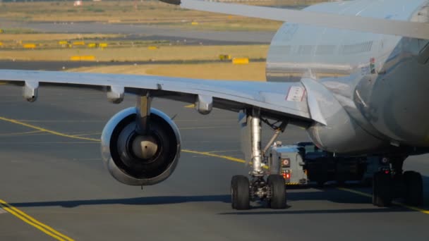 Airbus 340 буксирування до служби — стокове відео