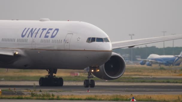 Boeing 777 circulant avant le départ — Video