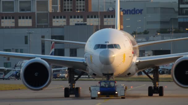 Reboque de avião para serviço — Vídeo de Stock