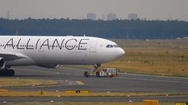 Airbus 340 remorquage du service — Video