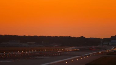 Sabahın erken saatlerinde uçak iniyor.