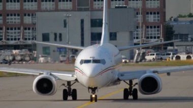 Uçak başına kokpit yakın çekim Taksilemek