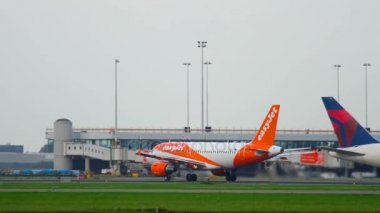 Uçak hızlanır ve havalanır.