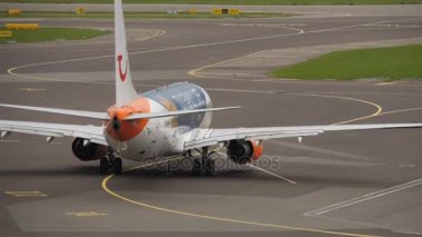 Uçak kalkıştan önce kalkıyor.