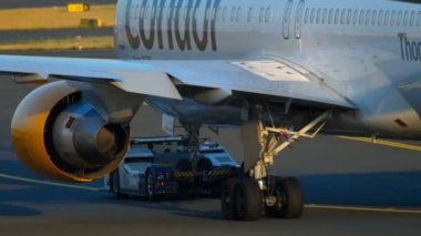 Boeing 767 servise çekme