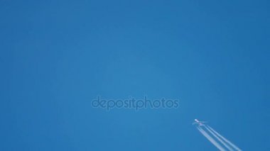 Yüksekten uçan uçak