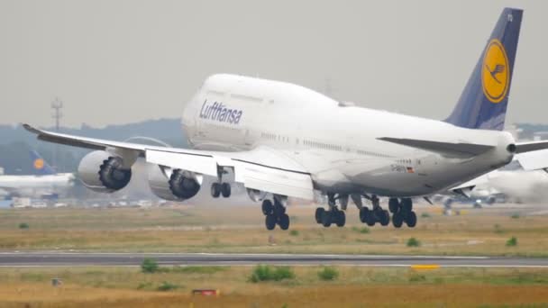 Landung einer Boeing 747 der Lufthansa — Stockvideo