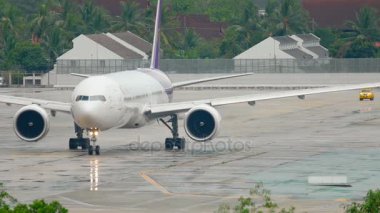 Uçak kalkmadan önce piste dönün.