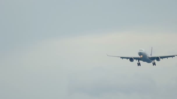 Aviones de cuerpo ancho acercándose sobre el océano — Vídeo de stock