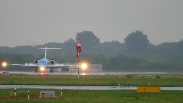 KLM Cityhopper Fokker 70 remmen — Stockvideo