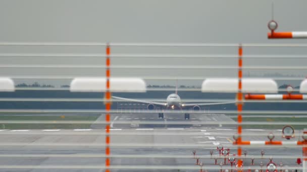 Αεροπλάνο πλησιάζει και προσγειώνεται — Αρχείο Βίντεο