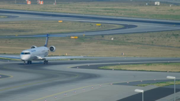 Bombardier Crj-900 taxiën na de landing — Stockvideo