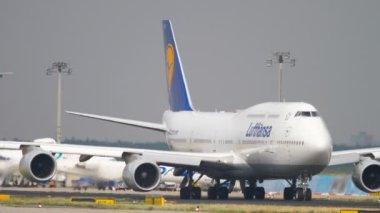 Lufthansa Boeing 747 Taksilemek