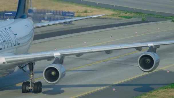 空客 340 飞机着陆后滑行 — 图库视频影像