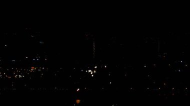 Akşamları yanıp sönen havai fişek