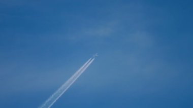 Yüksekten uçan uçak