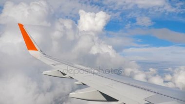 Gökyüzü uçakta ve hareketli bulut