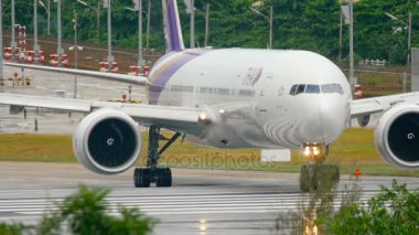 Uçak kalkmadan önce piste dönün.