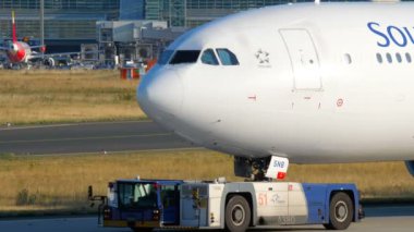 Airbus 340 servise çekme