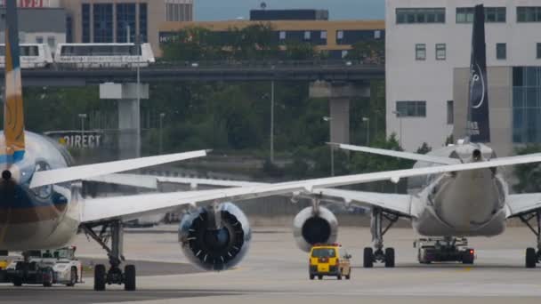 Boeing 787 reboque de serviço — Vídeo de Stock