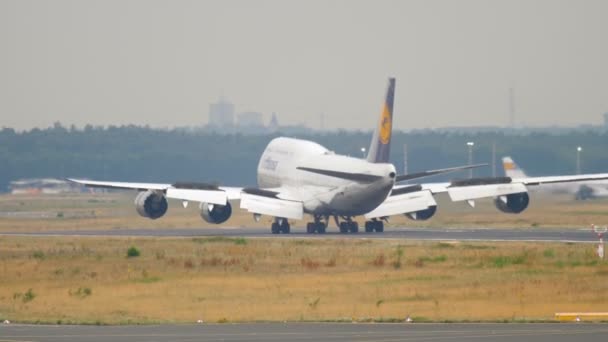 Pesawat Lufthansa Boeing 747 mendarat — Stok Video