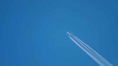 Yüksekten uçan uçak