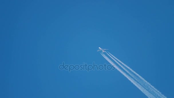 Avión volando alto — Vídeo de stock