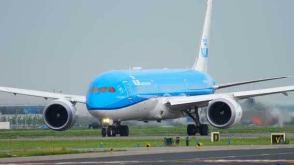 KLM Dreamliner taxiando — Vídeo de Stock