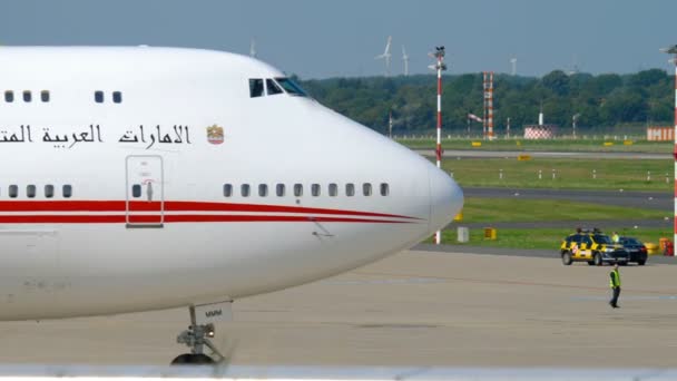 Emirados Árabes Unidos Royal voo Boeing 747 taxiando — Vídeo de Stock