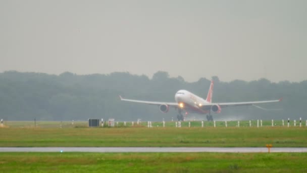 Avião pousando em tempo chuvoso — Vídeo de Stock
