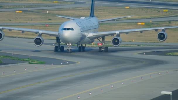 Airbus 340 taxiagem após o desembarque — Vídeo de Stock