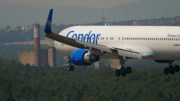 Condor-Boeing 767 im Anflug — Stockvideo