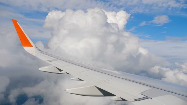 Křídla letadla na obloze a cloud na stěhování — Stock video