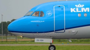 KIM Cityhopper Fokker 70 Taksilemek