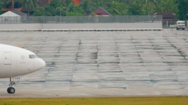 Uçak kalkmadan önce piste dönün.