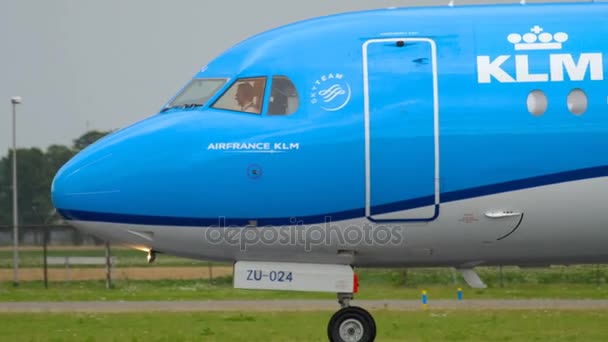 Klm cityhopper fokker 70 rollend — Stockvideo